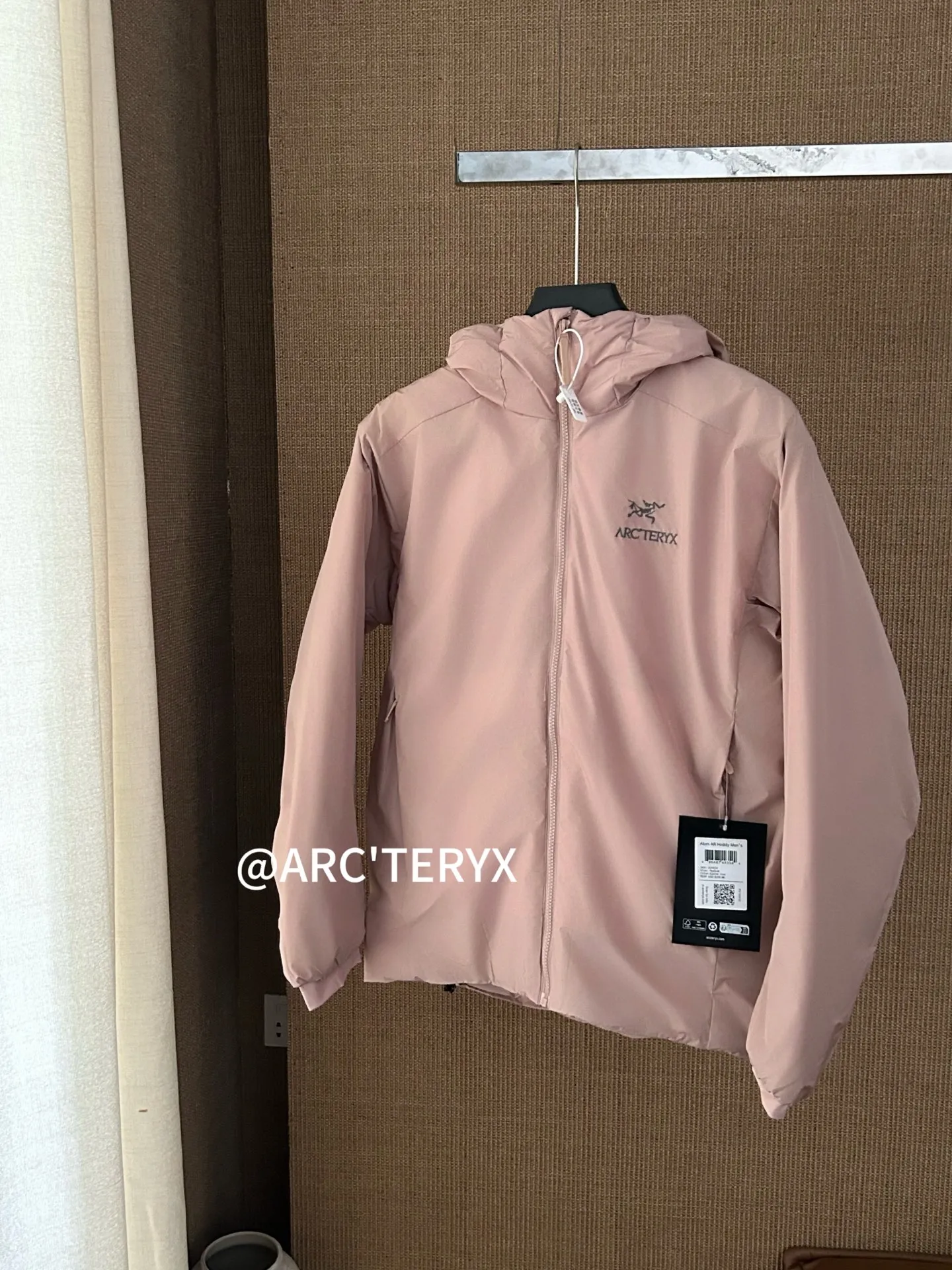 【Arcteryx Atom Hoody 】 : Arcteryx， ， ， 。 ， ， 。 ，Arcteryx ， 。Quality、 ， 。 ， + : ✅ 100% ，Tyono 30 ， ， ✅ ， Wear-Resistant Breathable ✅ ， ， ✅ ， ， ， ✅ 、 ， ， ✅ logo ， ✅ YKK， ✅ ：Coreloft TM Continuous 65 ， ✅（65g/m 2) : ，Breathable ，ATOM Coreloft TM Continuous ， ， ， ， Wear-Resistant ， ， ， 。